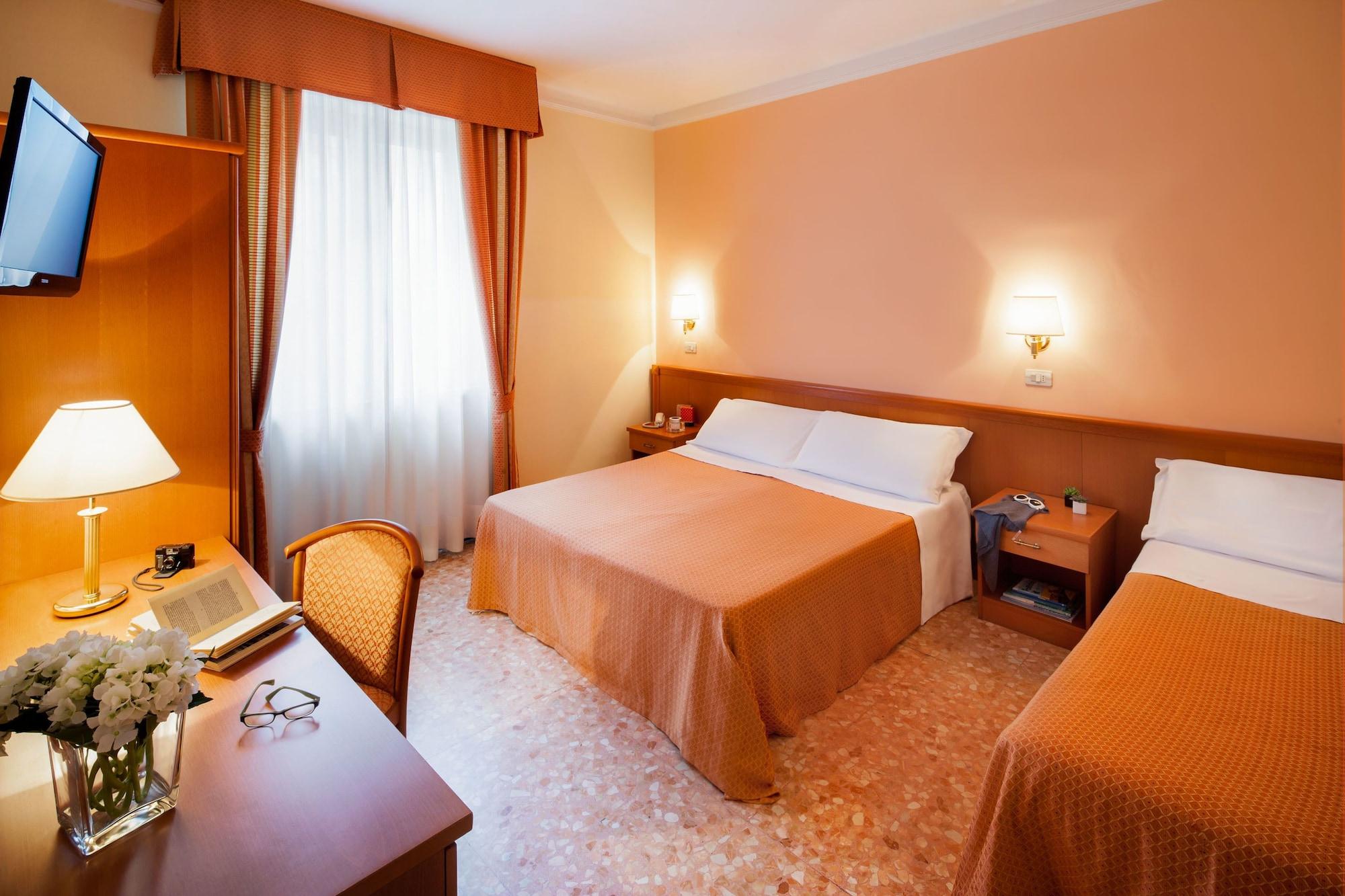 Hotel Curtis Centrale อาลัสซิโอ ภายนอก รูปภาพ