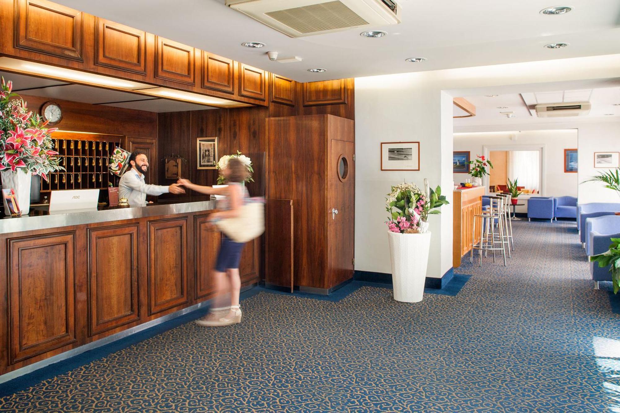 Hotel Curtis Centrale อาลัสซิโอ ภายนอก รูปภาพ