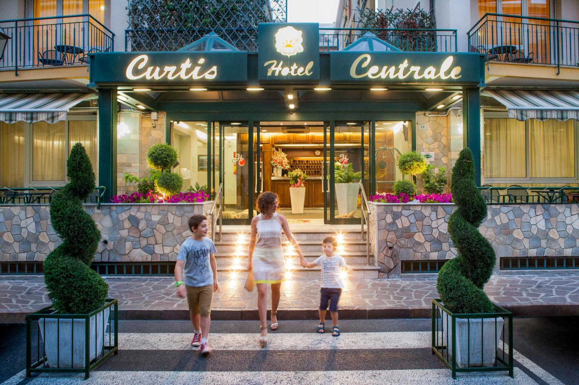 Hotel Curtis Centrale อาลัสซิโอ ภายนอก รูปภาพ